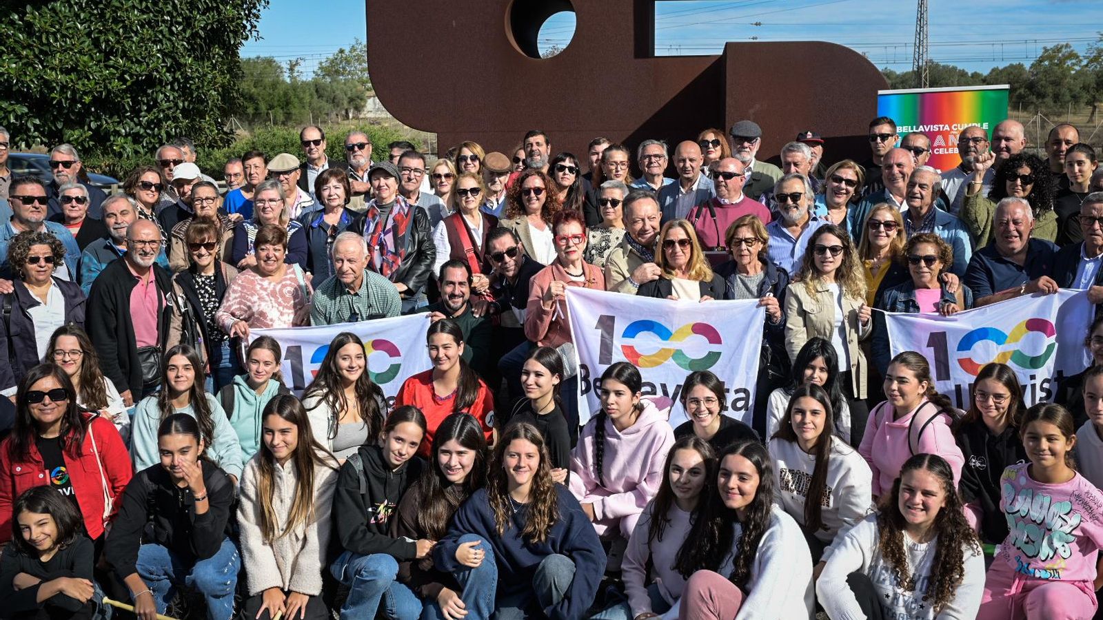 Foto de familia en el acto de homenaje a los presos políticos.