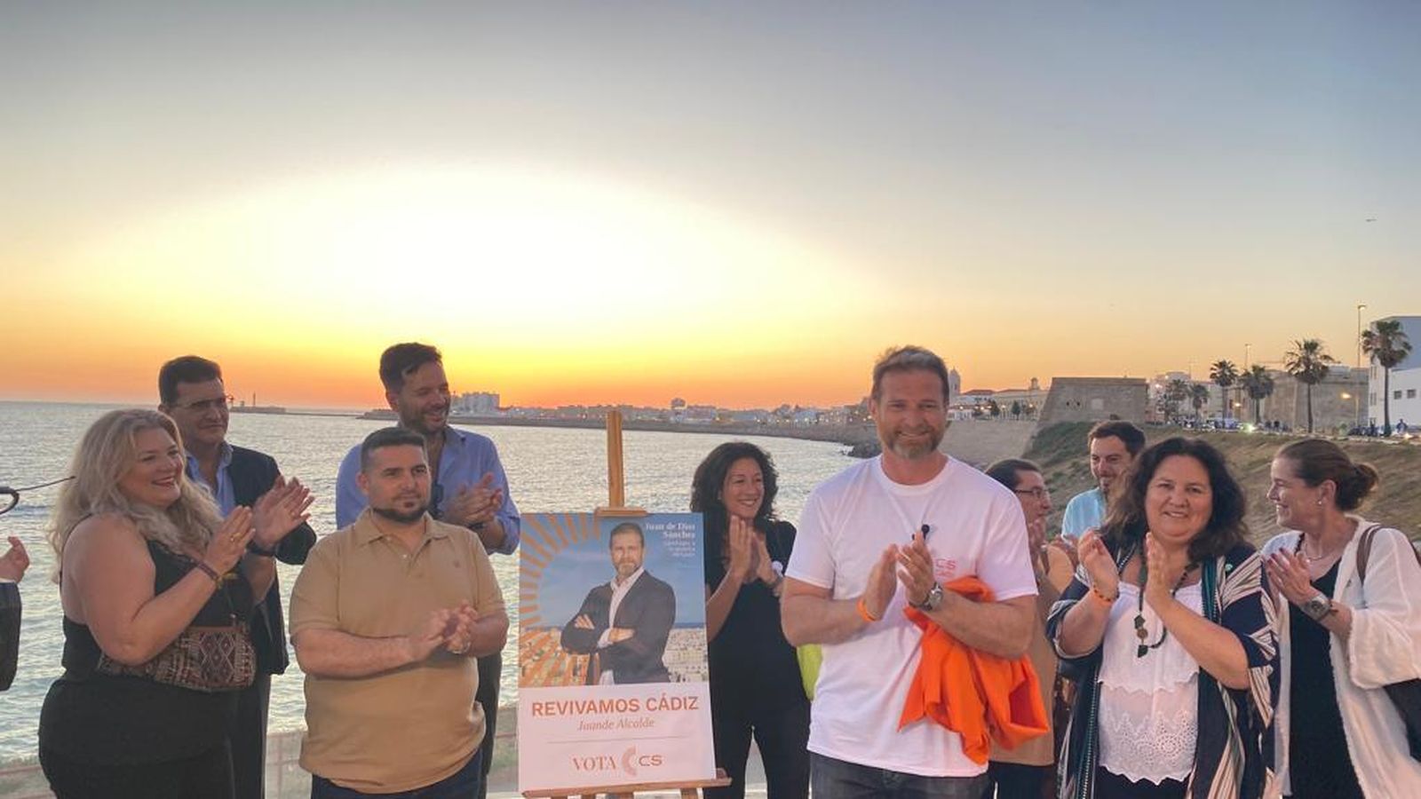 Juan De Dios Sánchez aplaude en compañía de miembros de su lista en la plaza Rosa de los Vientos.