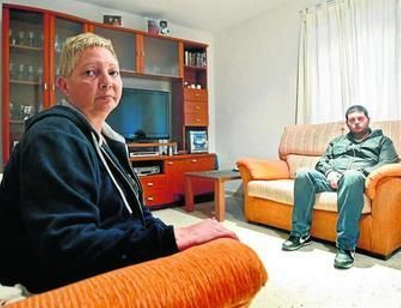 María Isabel Altamirano, con uno de sus hijos, en su casa de la calle Obispo José María Rancés.