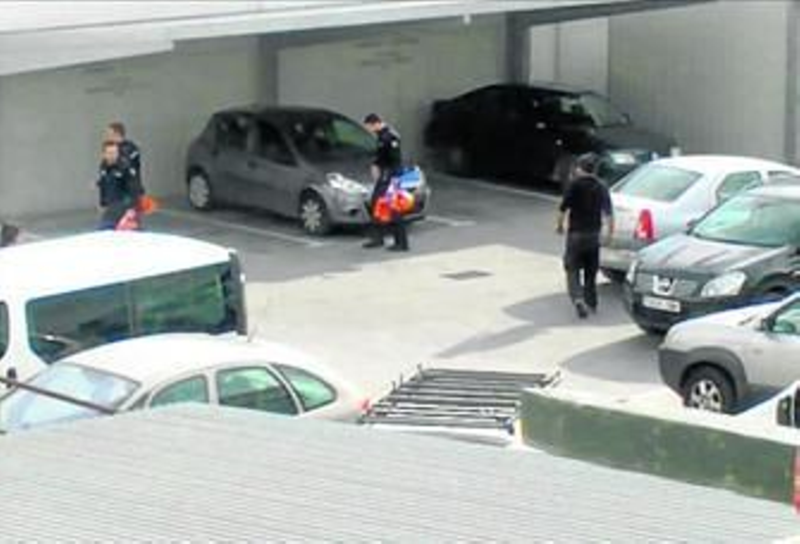 Varios agentes, llevándose bolsas de naranjas del almacén municipal de Puerto Real.