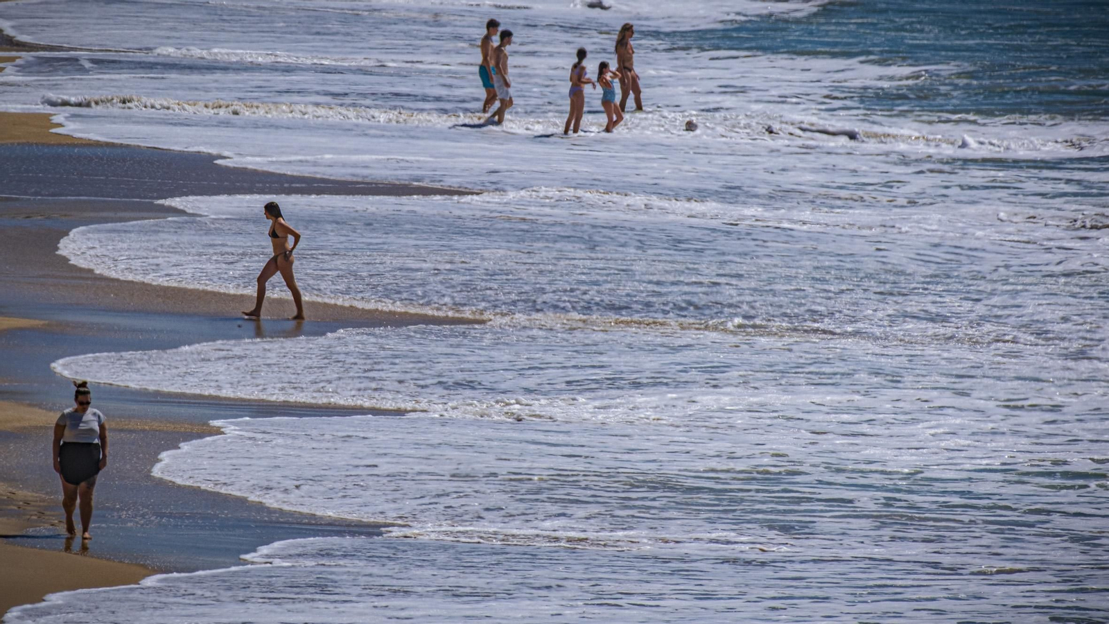 Las imágenes de las mareas vivas en pleamar de las playas de Cádiz