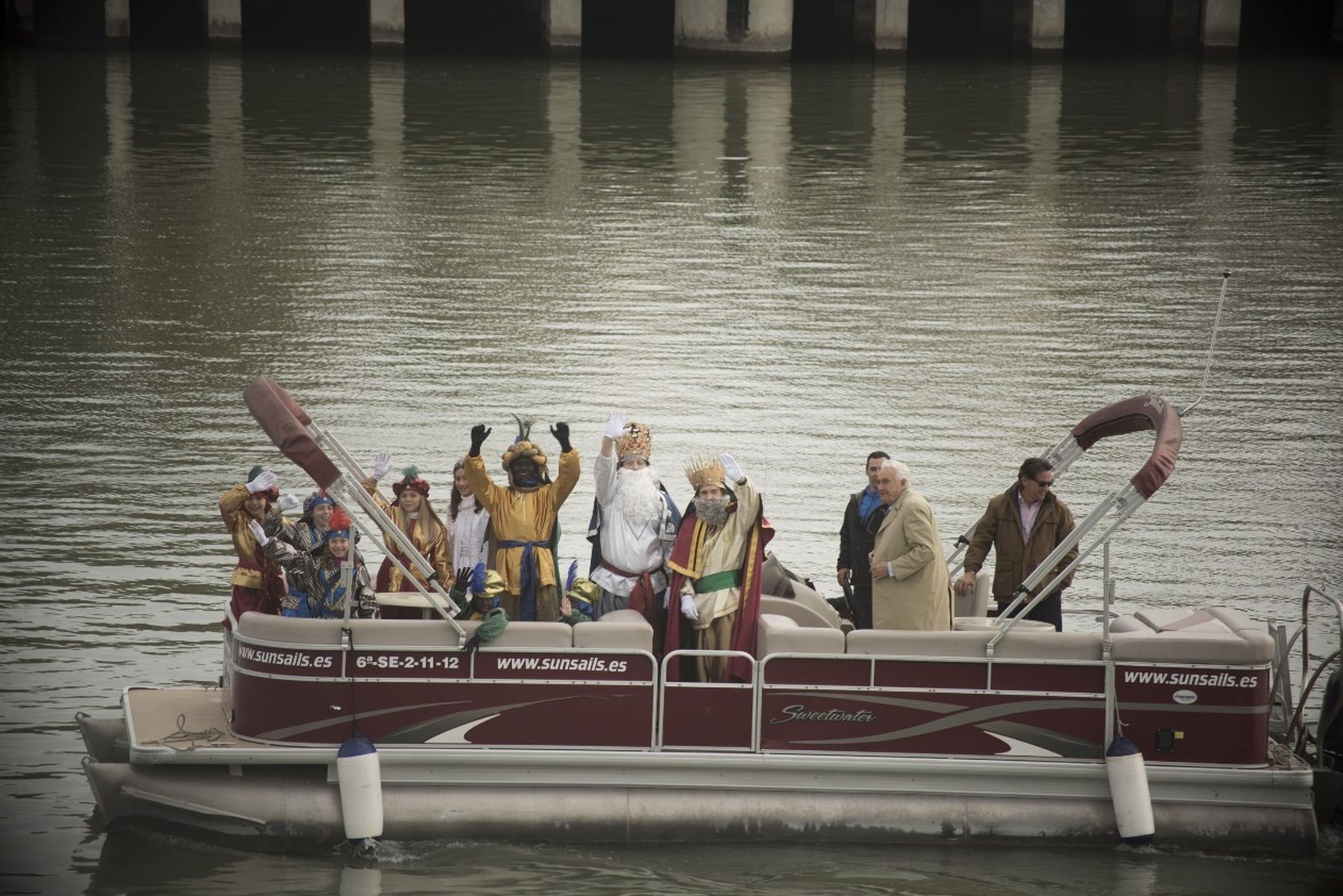 Los Reyes Magos del Círculo Mercantil en su travesía por el Gualdalquivir.