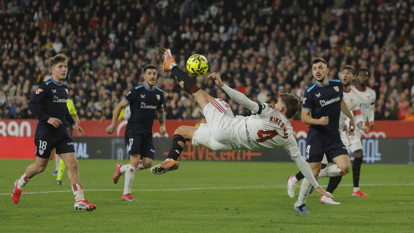 Kike Salas intenta una chilena a pase de Carmona en una de las llegadas del Sevilla.