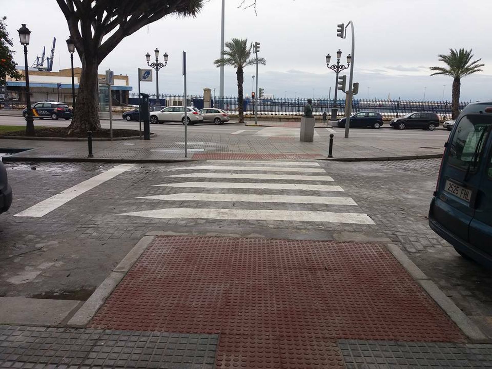 Paso de peatones elevado que ya se habilitó en 2017 en la Avenida Cuatro de Diciembre de 1977.