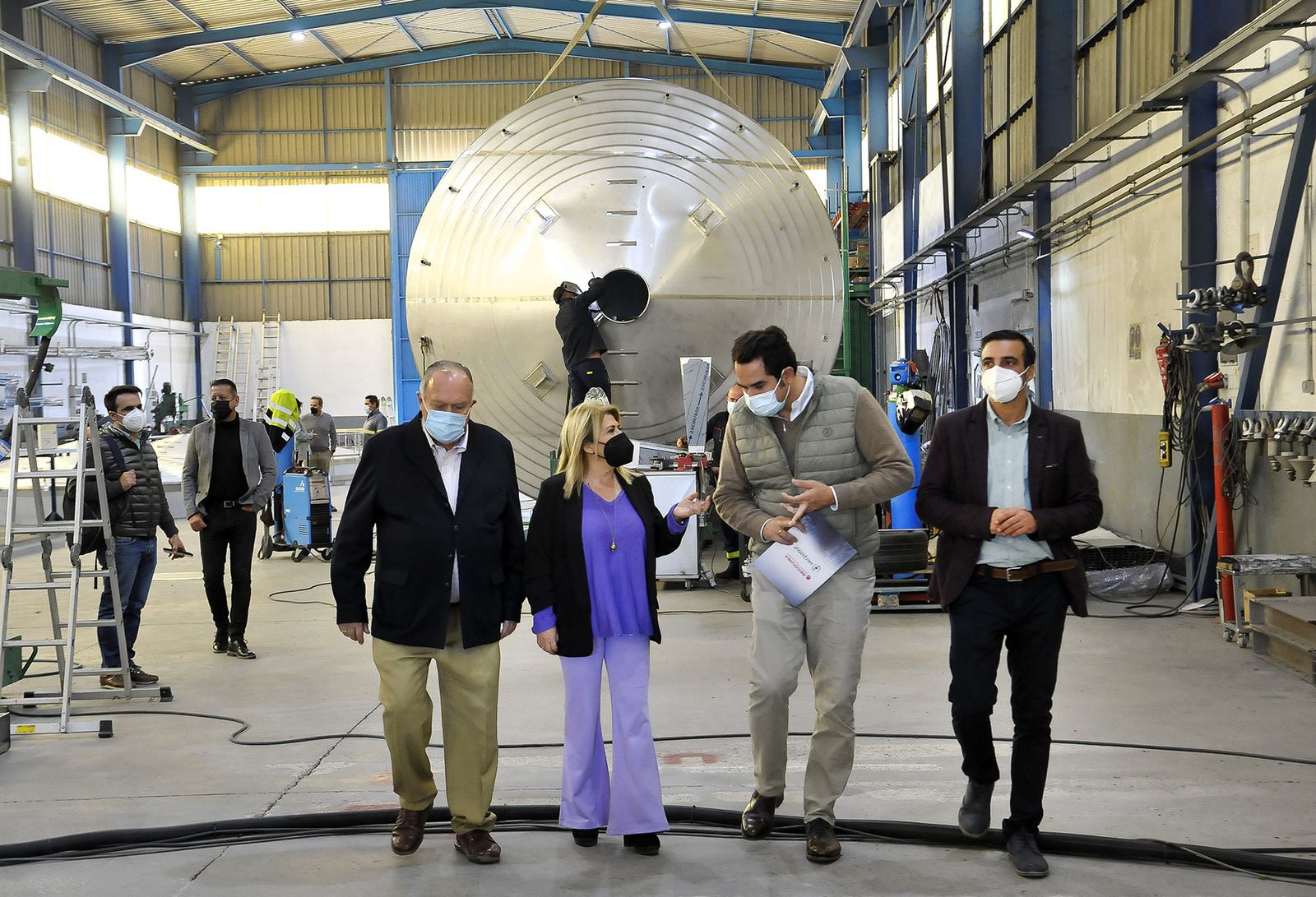 La alcaldesa, durante la visita las instalaciones de Herpasur en el Polígono de El Portal.