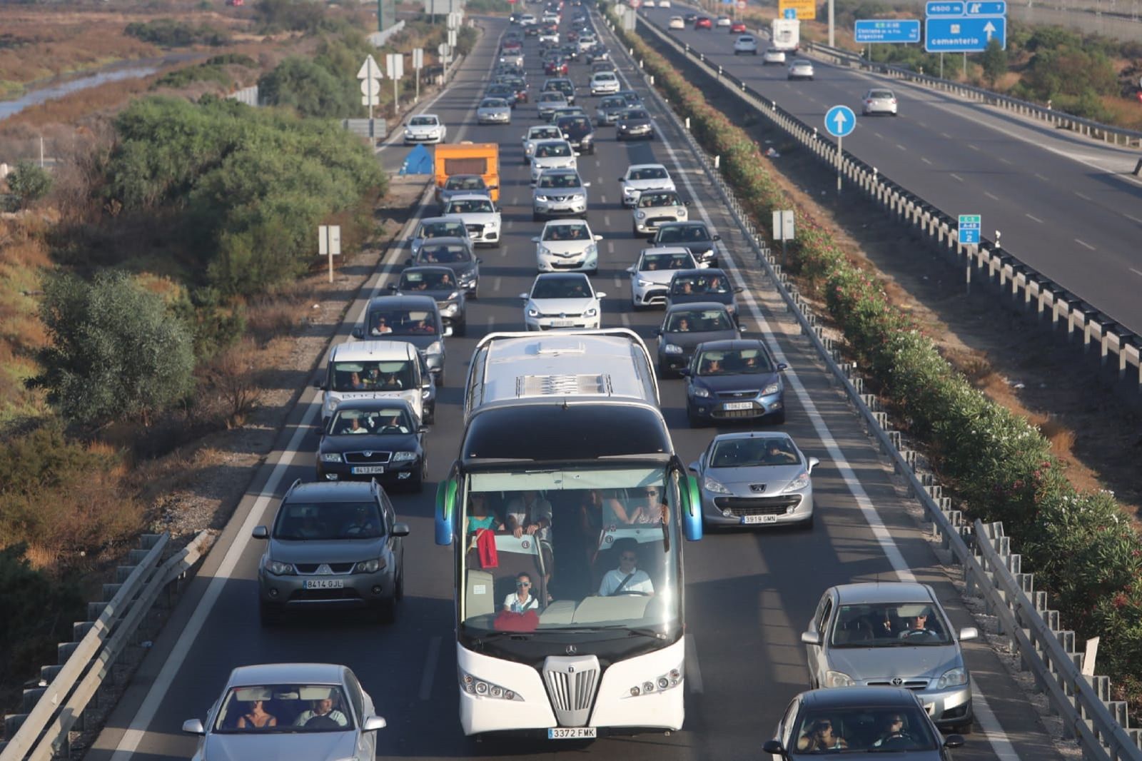 Un atasco en la autovía que une San Fernando con Chiclana.