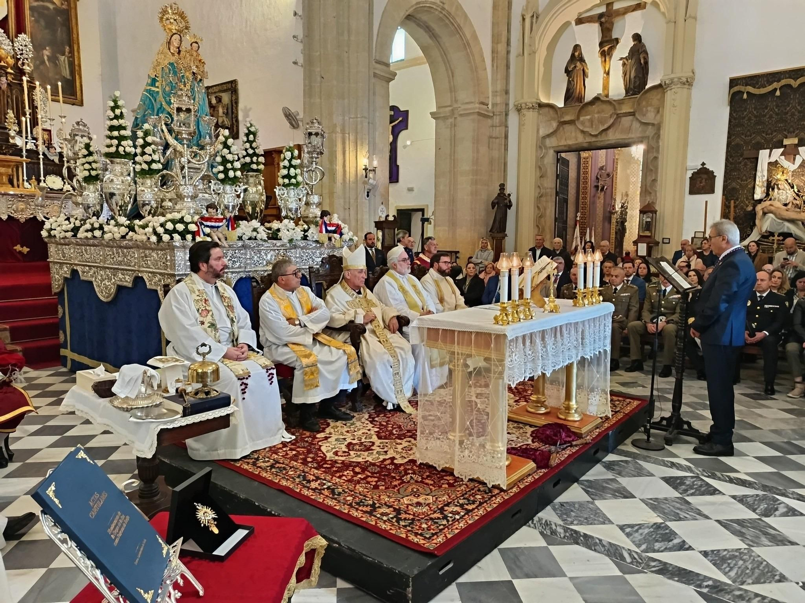 Una misa concelebrada con la presencia del obispo de Cádiz y Ceuta, Rafael Zornoza.