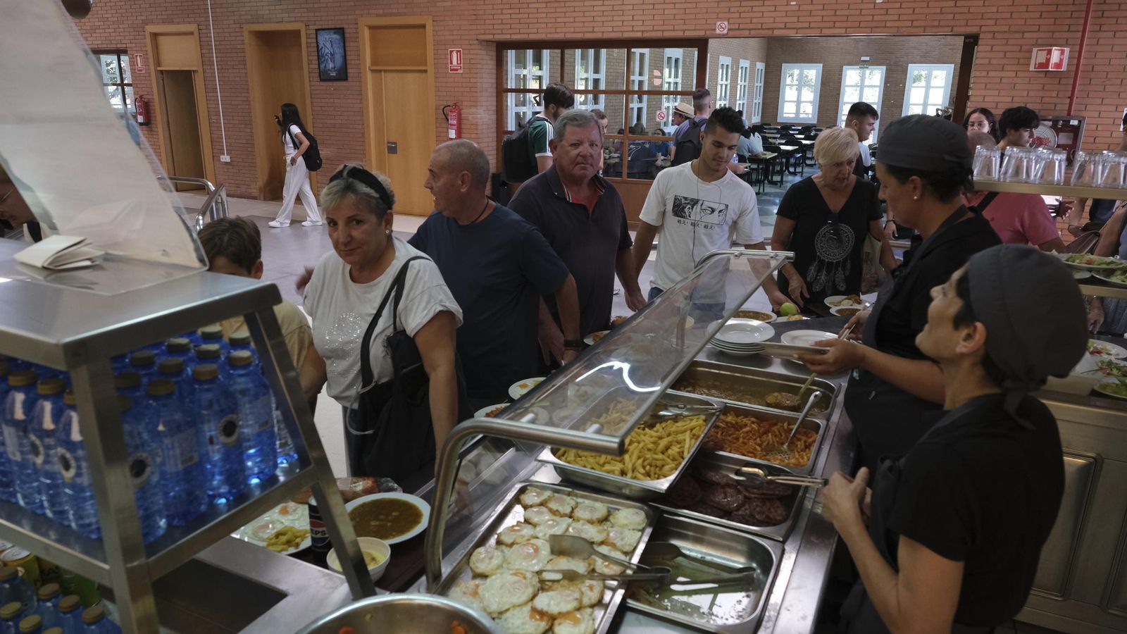 Muchos jubilados y trabajadores de la zona comen cada día en el comedor de la UAL.