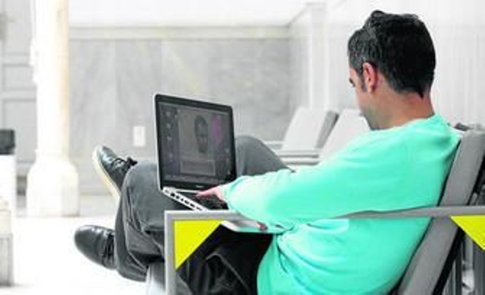 Un hombre demuestra la facilidad con que se puede introducir en una red social para jóvenes y hacerse pasar por un menor.