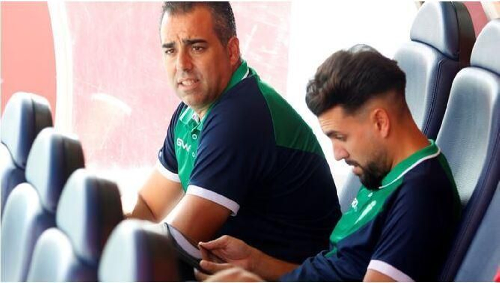 Germán Crespo, en el banquillo del Alfredo Di Stéfano, junto a su segundo, Juan Ayala