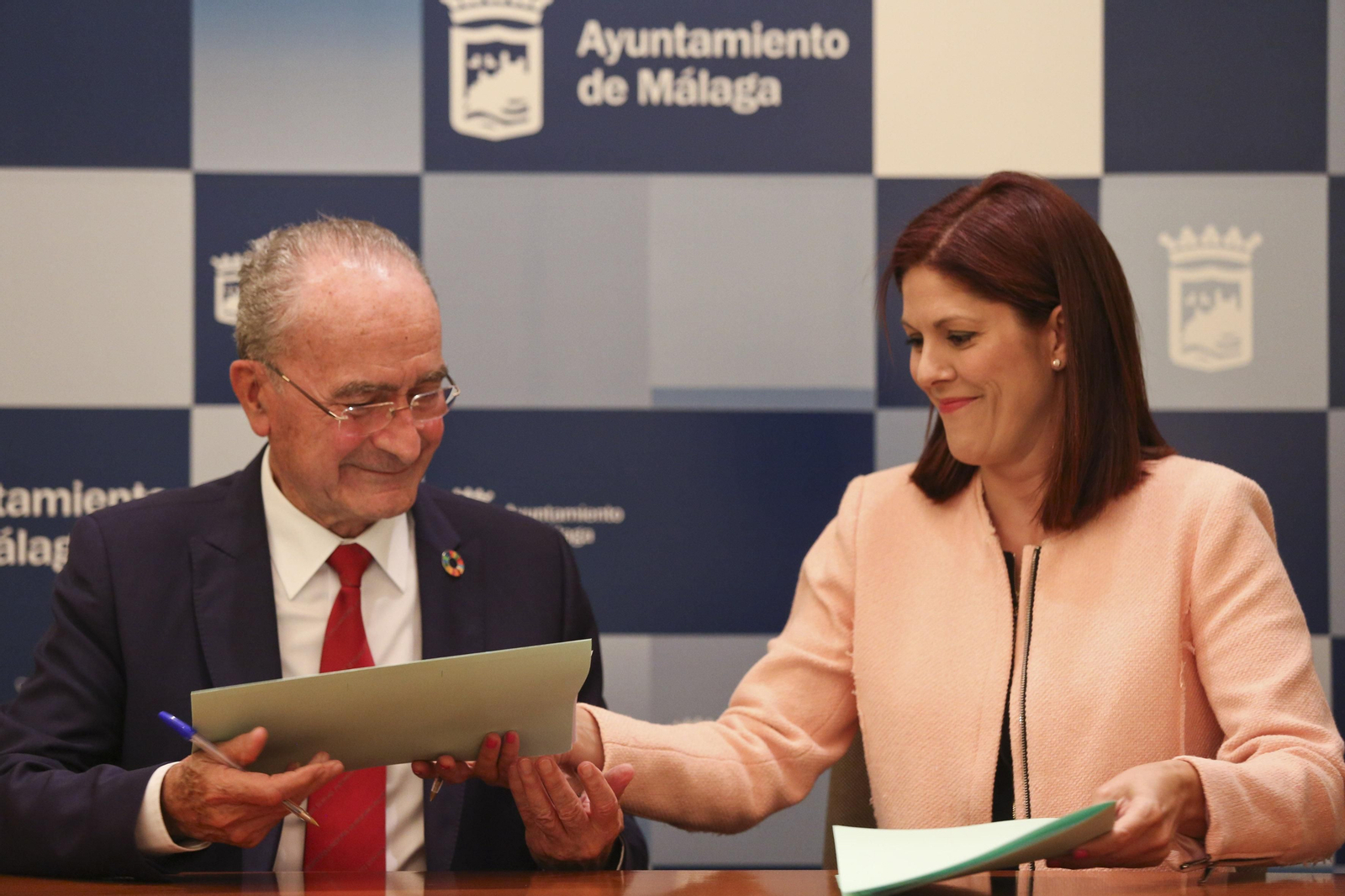 El alcalde y Noelia Losada, durante la firma de su acuerdo de gobierno.