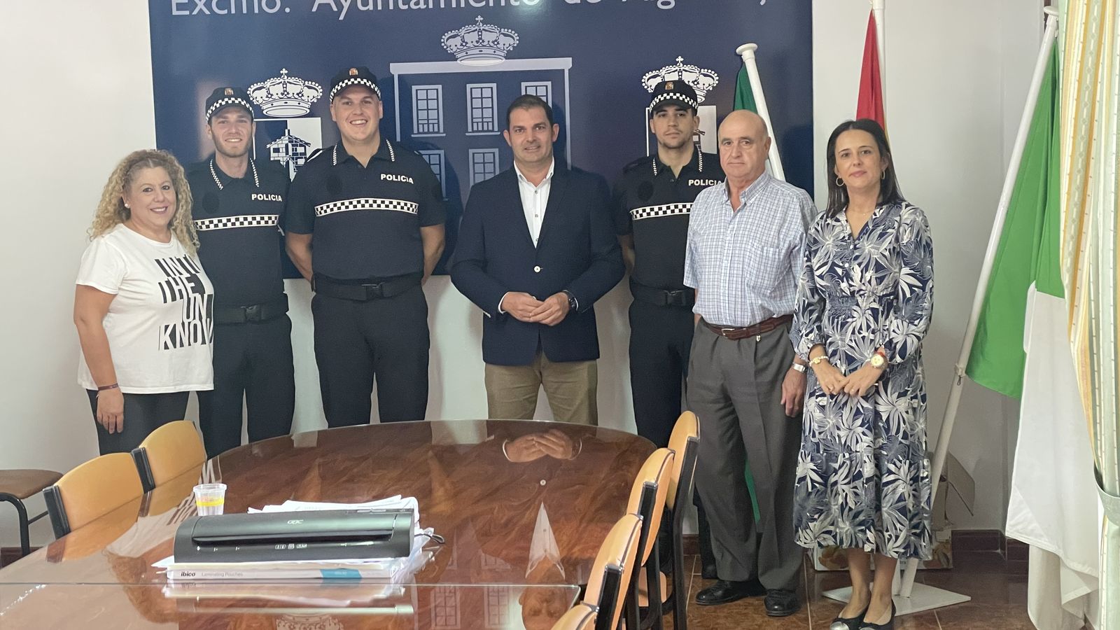 El alcalde de Algarinejo, Jorge Sánchez Hidalgo, junto a la Policía Local.