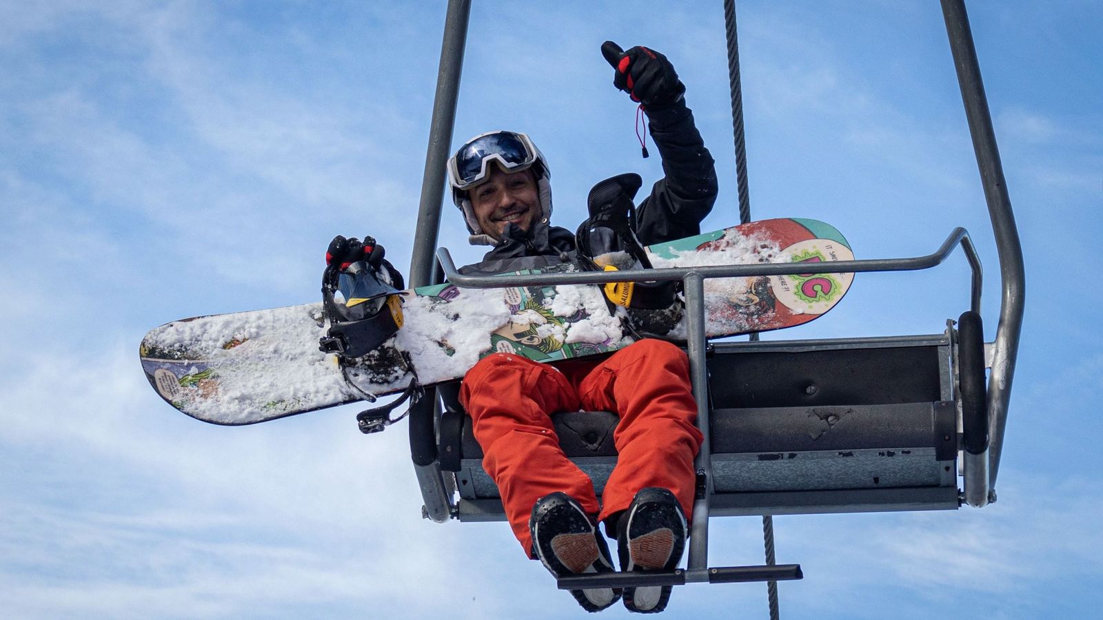 Un hombre disfruta en la estación de esquí de Sierra Nevada.