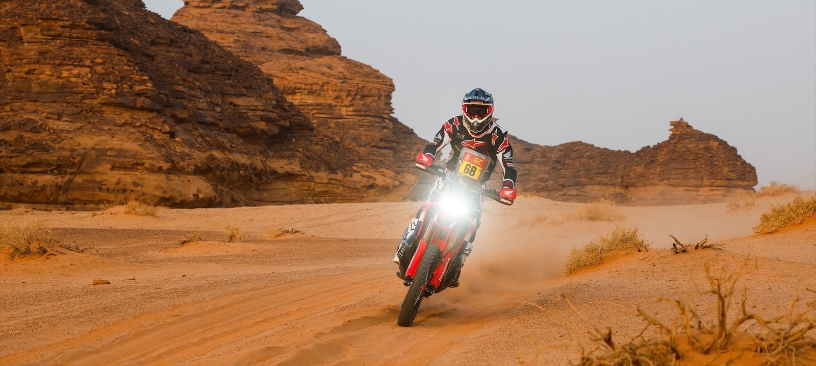 El español Tosha Schareina, ganador de la tercera etapa en motos, pilota por el desierto.