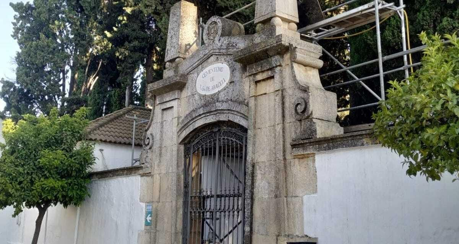 Fachada principal del cementerio de Nuestra Señora de Araceli de Lucena.