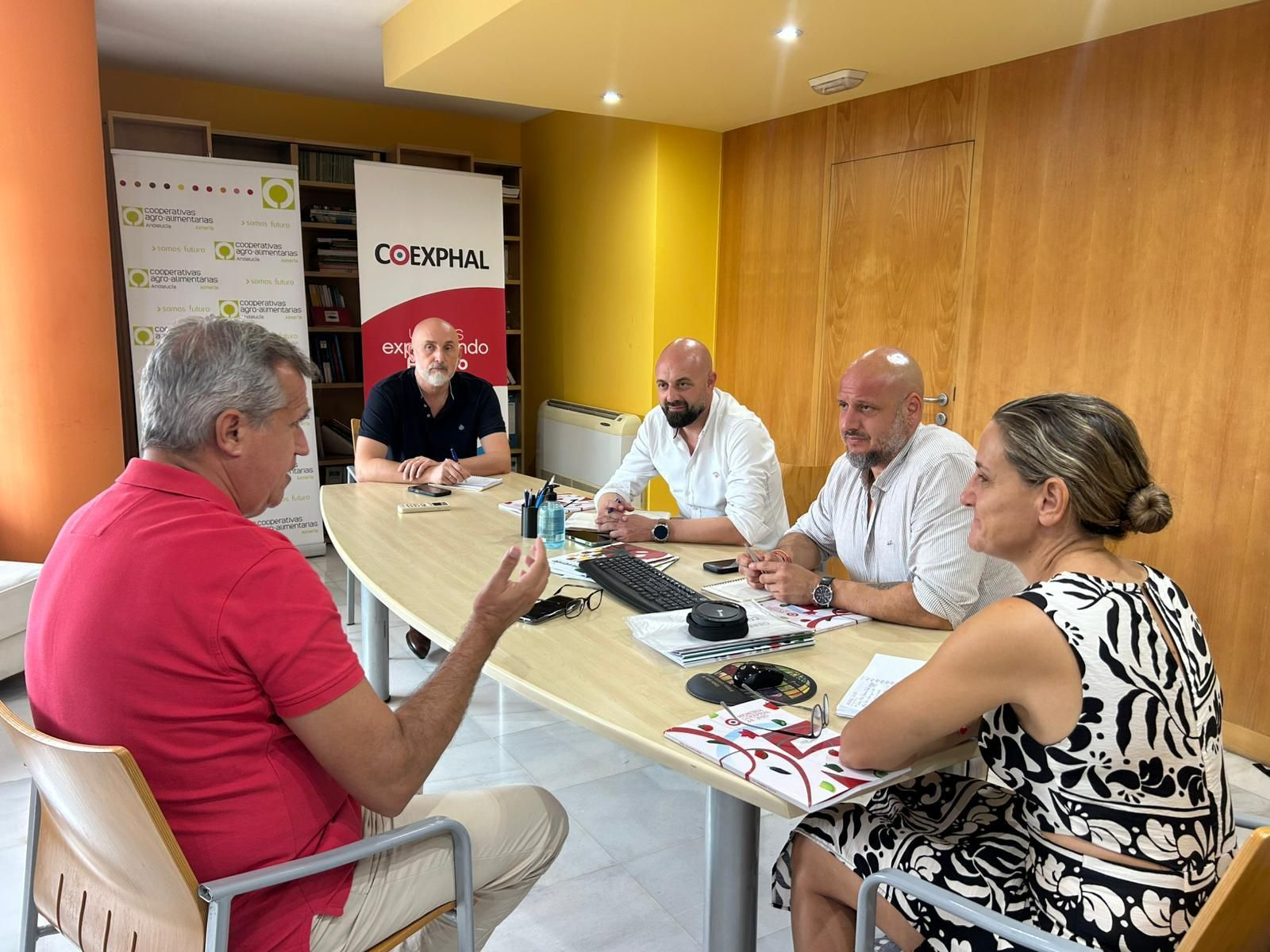 El portavoz adjunto de VOX en el Parlamento de Andalucía y portavoz nacional de Trabajo y Campo, Rodrigo Alonso, con Coexphal.