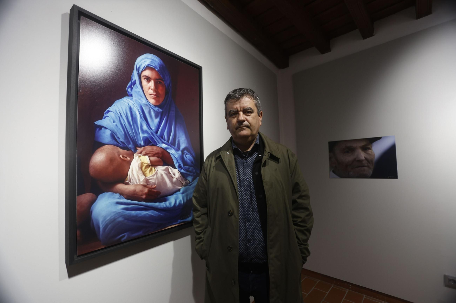 Braulio Valderas, con uno de sus retratos en la exposición 'Miradas del alma' en la Fundación Gala en Córdoba. Braulio Valderas, con uno de sus retratos en la exposición 'Miradas del alma' en la Fundación Gala en Córdoba.