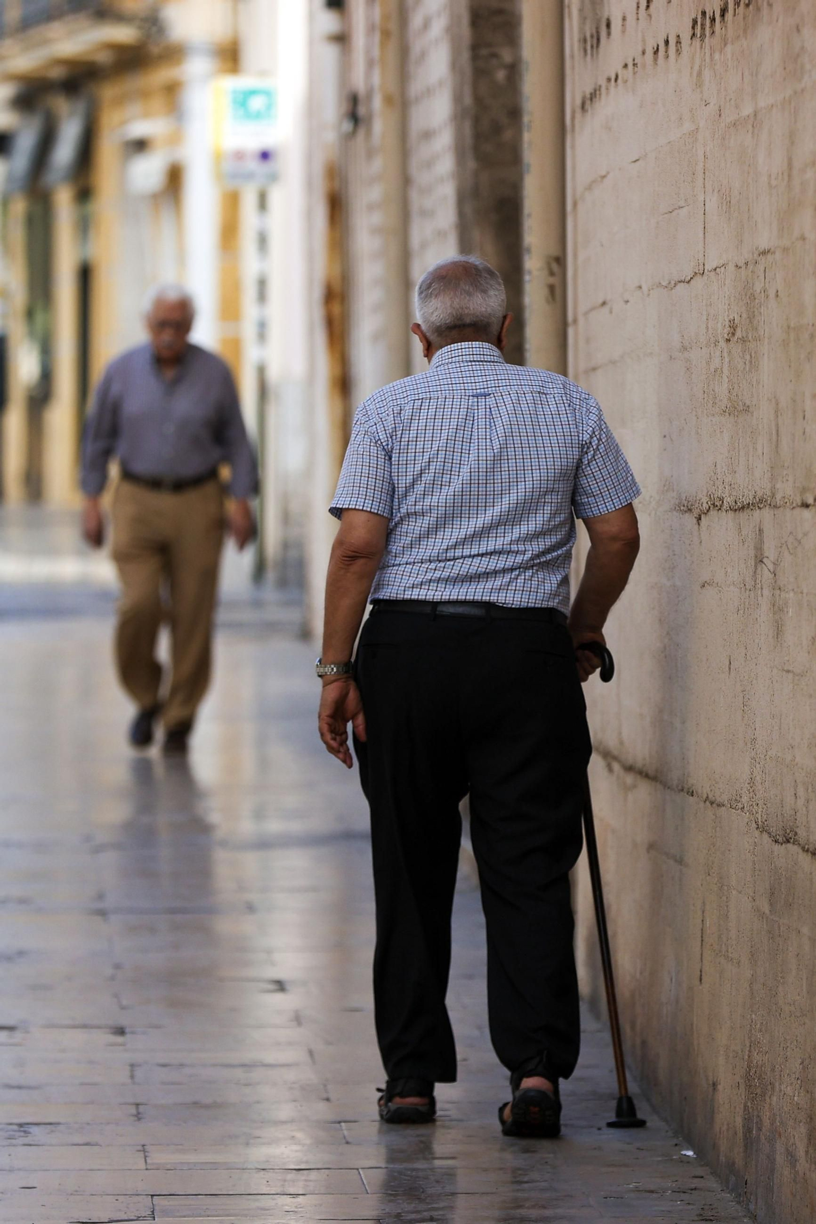 Una persona mayor pasea.