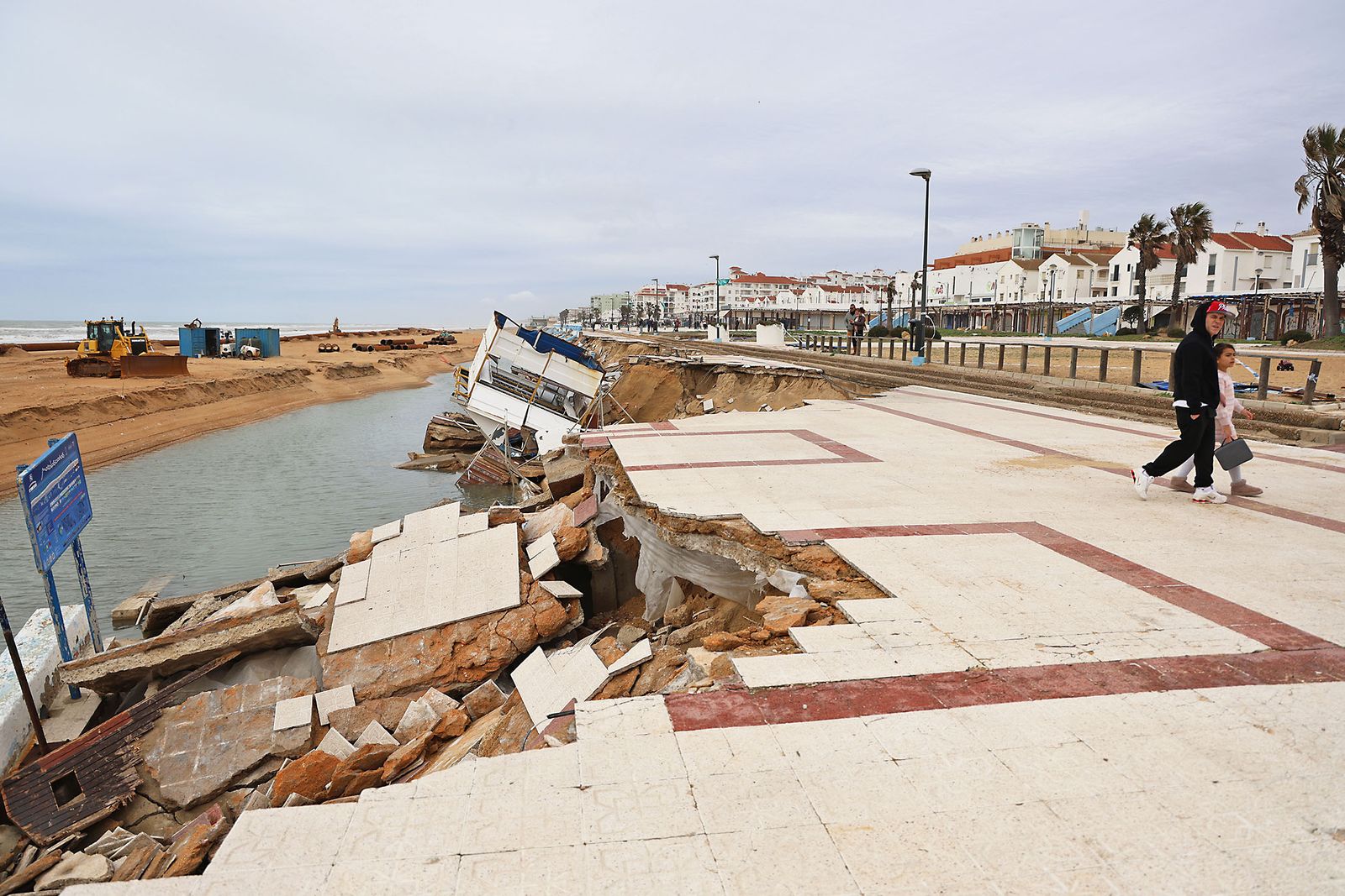 Las fotografías del aporte de arena para regenerar la playa de Matalascañas
