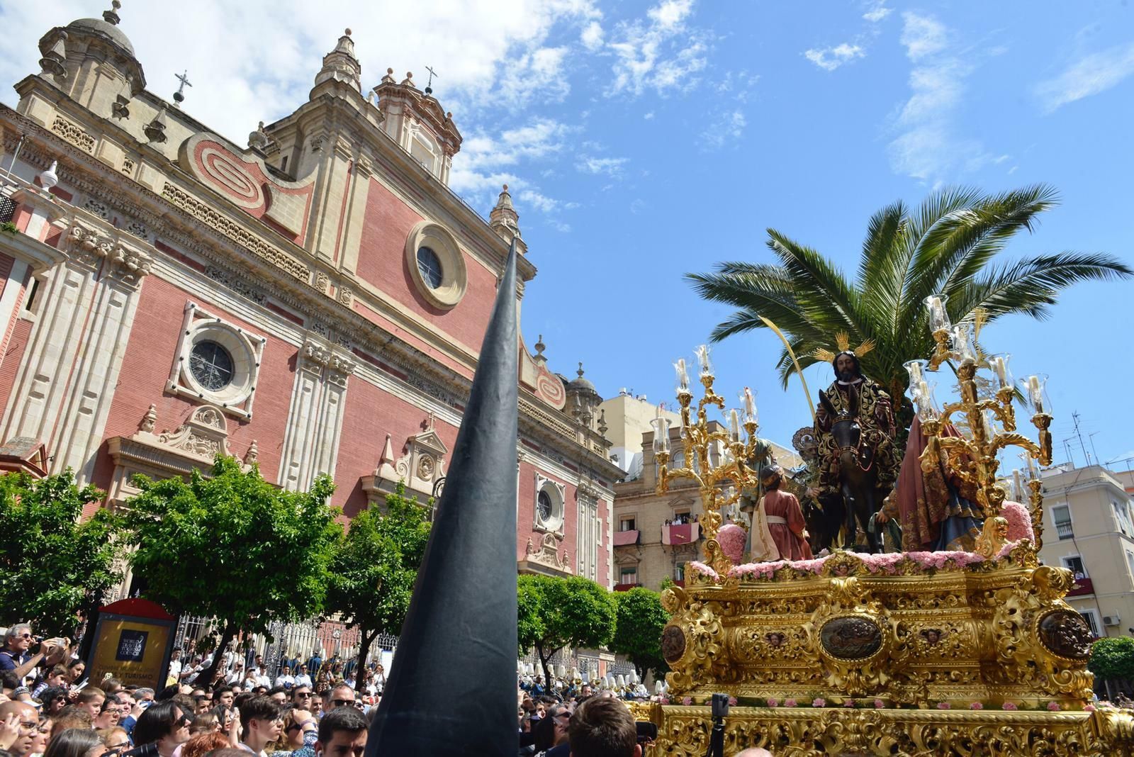 La Borriquita inicia su estación de penitencia.
