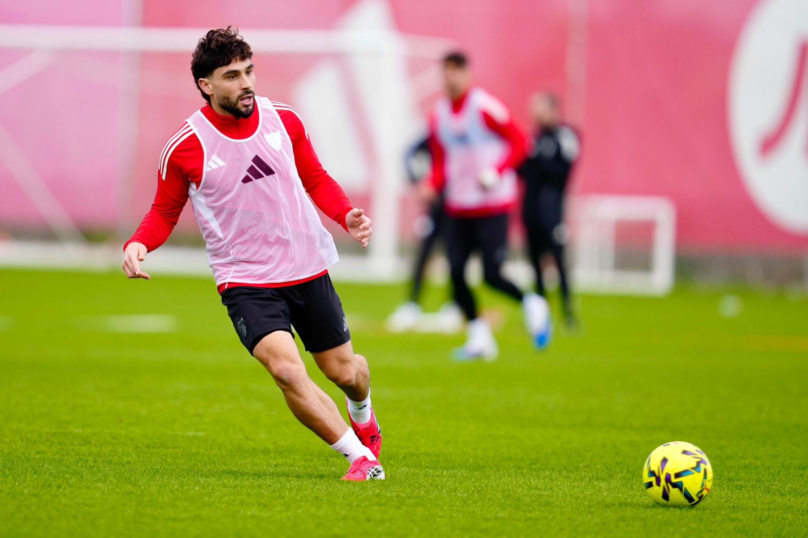 Maupay ya entrena con el Sevilla.