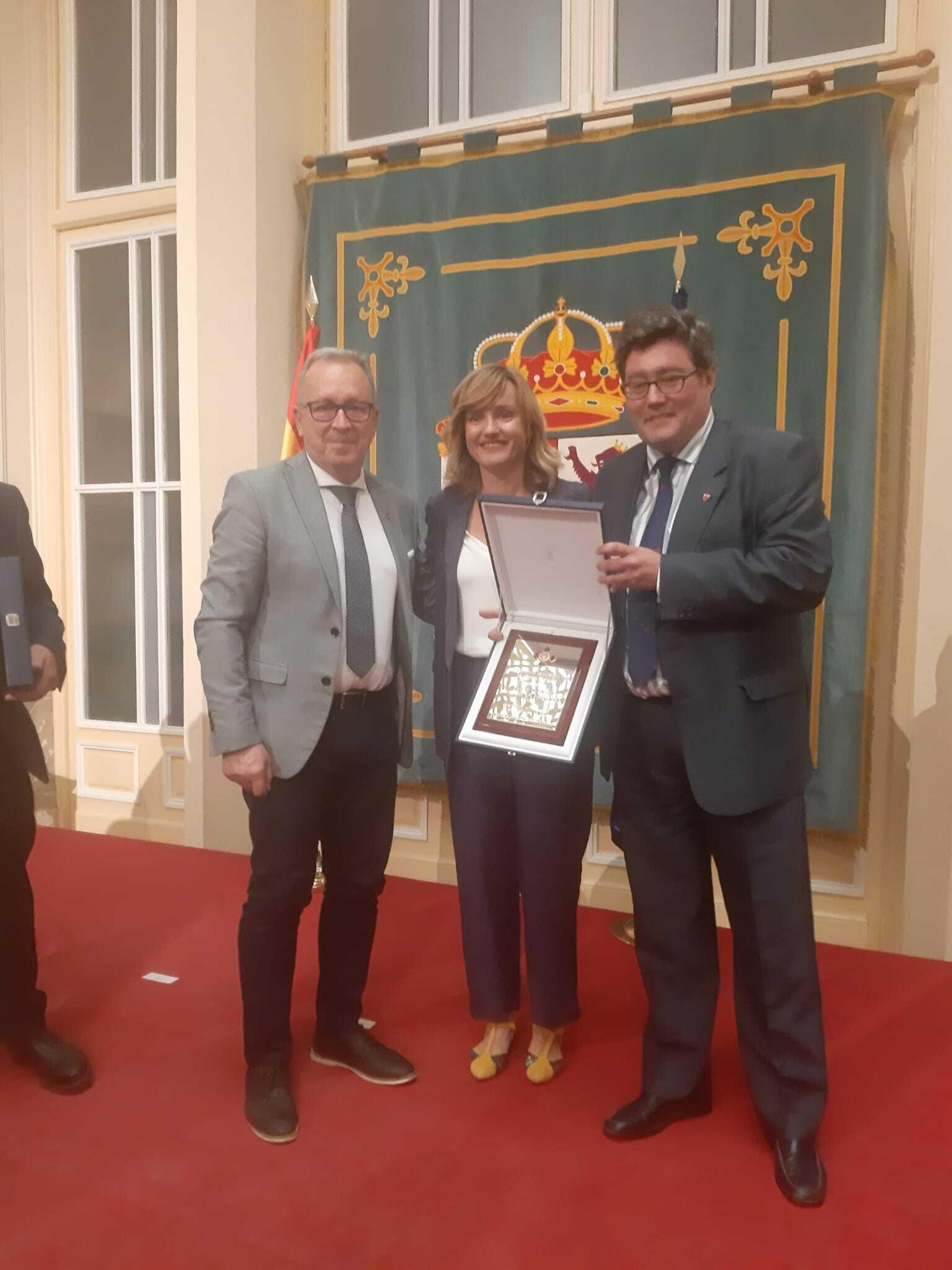 José Ángel Aparicio y Luis Miguel Rubiales, recibiendo de la Ministra la placa