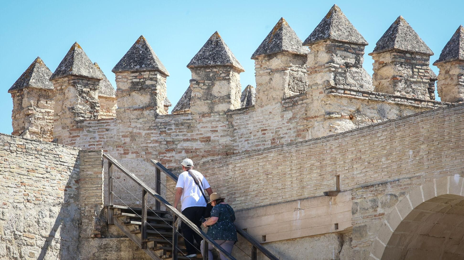 Dos turistas, en el Alcázar de Jerez.