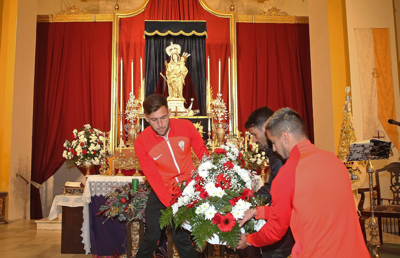 La ofrenda floral del Algeciras CF a la Virgen de la Palma, en imágenes