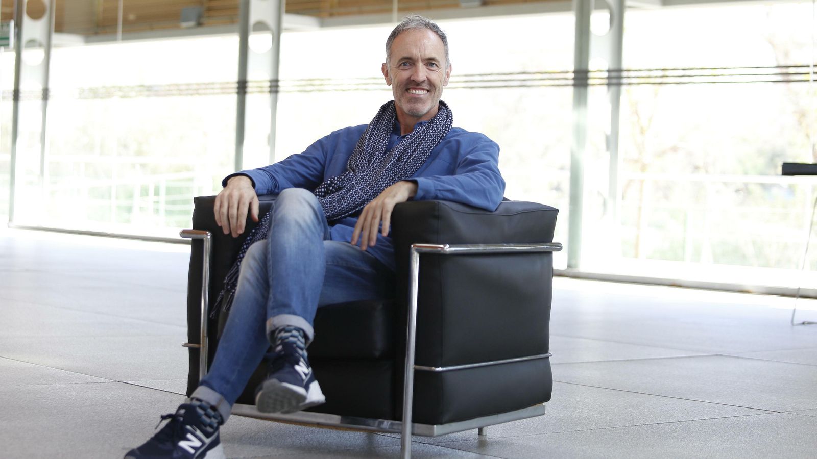 El dramaturgo y director teatral, en el vestíbulo del teatro de la Cartuja.