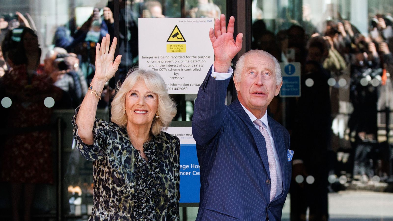 Carlos y Camila saludan a vecinos asomados a las ventanas