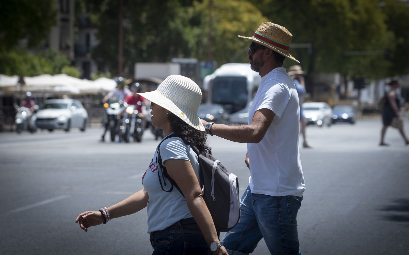 Dos turistas ataviados con un sombrero para protegerse del sol.
