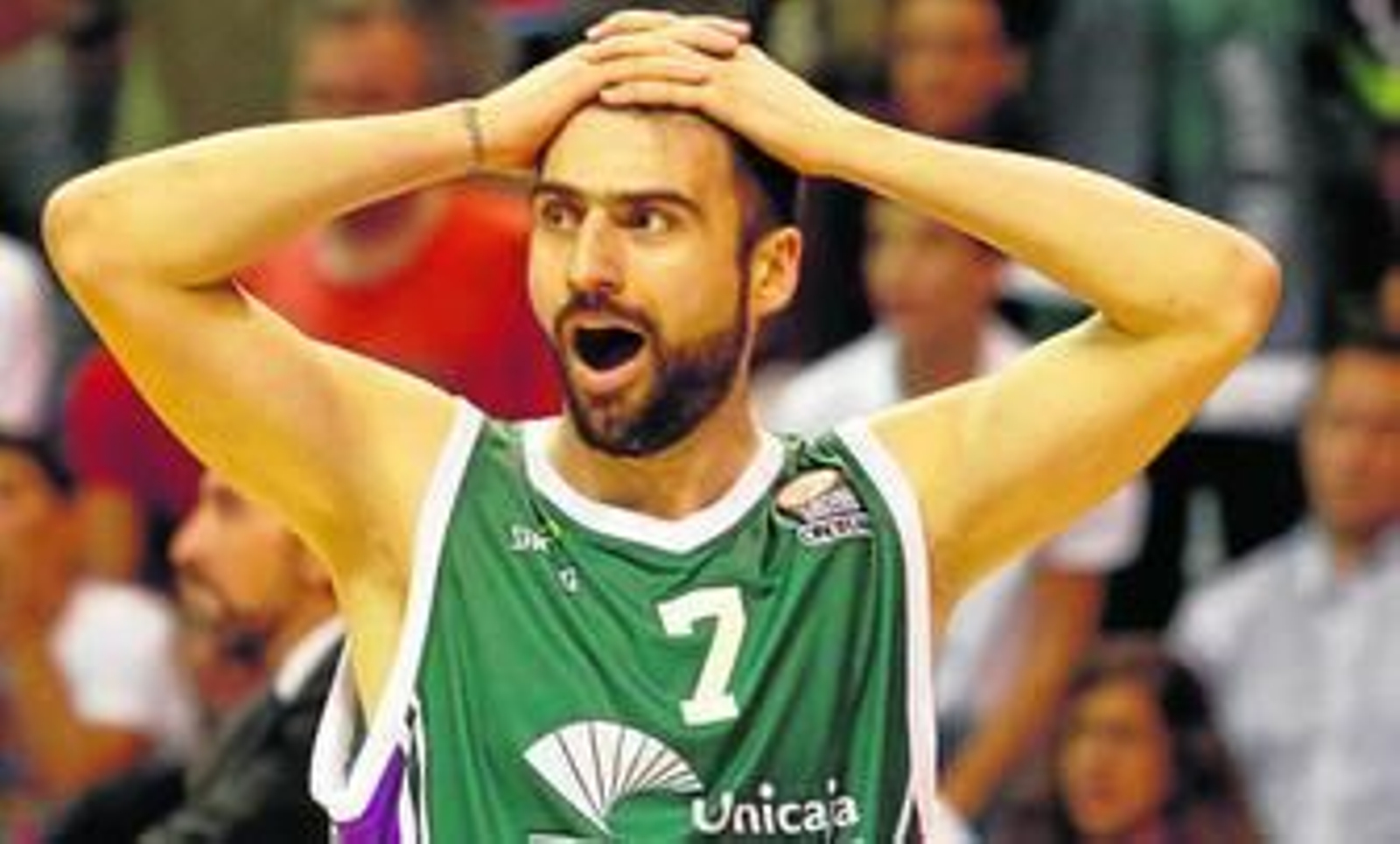 Vasileiadis mostrando sorpresa por el arbitraje ante el Maccabi.