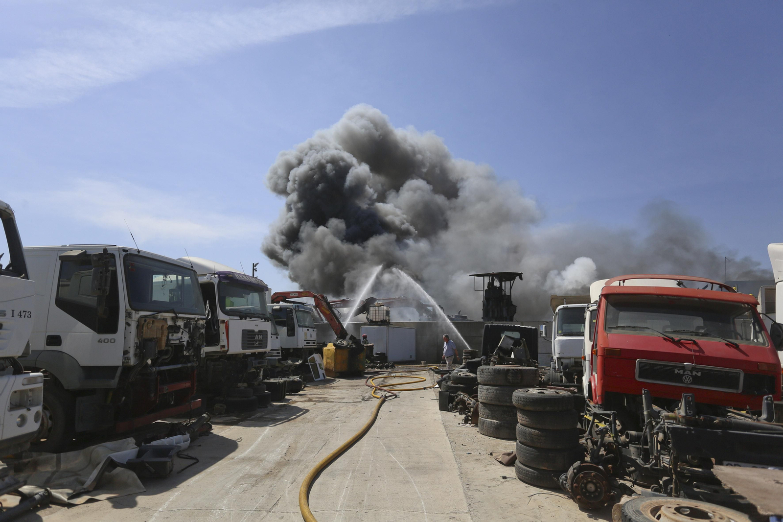 Las fotos del incendio en un desguace de Málaga, que ha provocado una espectacular columna de humo