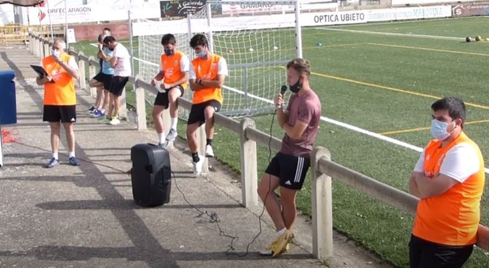 Rafa Tresaco, en la charla con la cantera del Sabiñánigo.