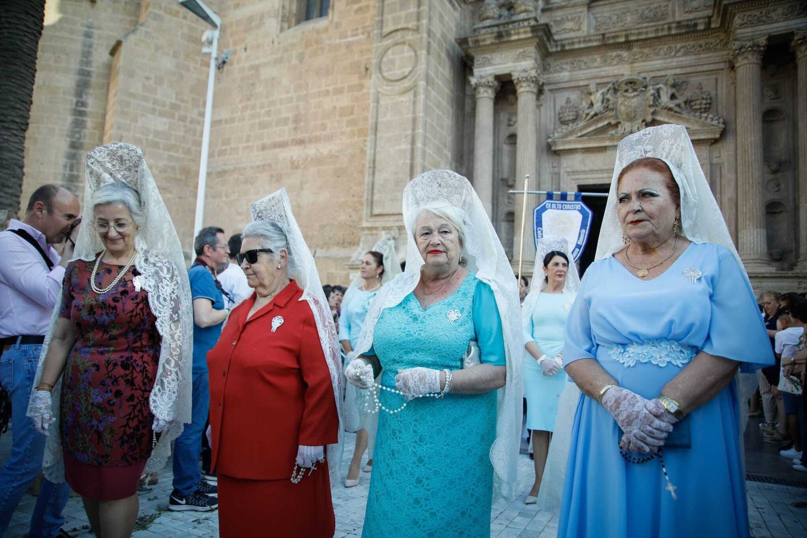 Imágenes de la procesión del Corpus Christi en Almería: así han sido la misa y la posterior marcha por la capital