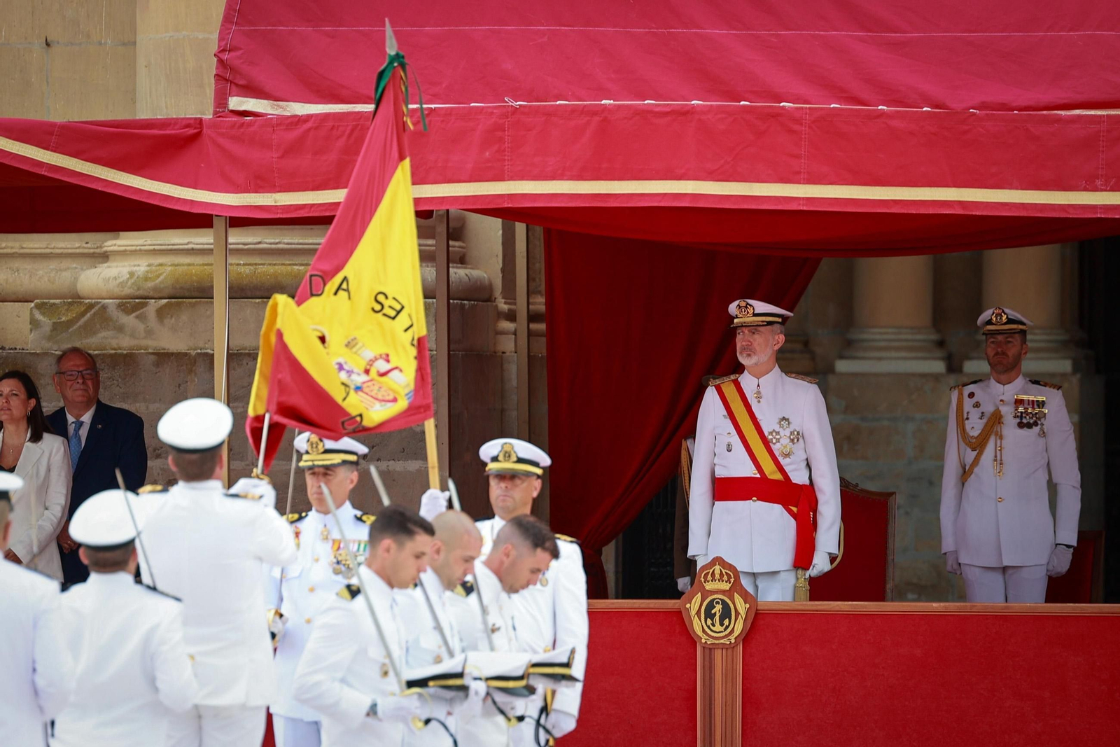 Las imágenes de la entrega de despachos a los nuevos suboficiales de la Armada que ha presidido el Rey en San Fernando