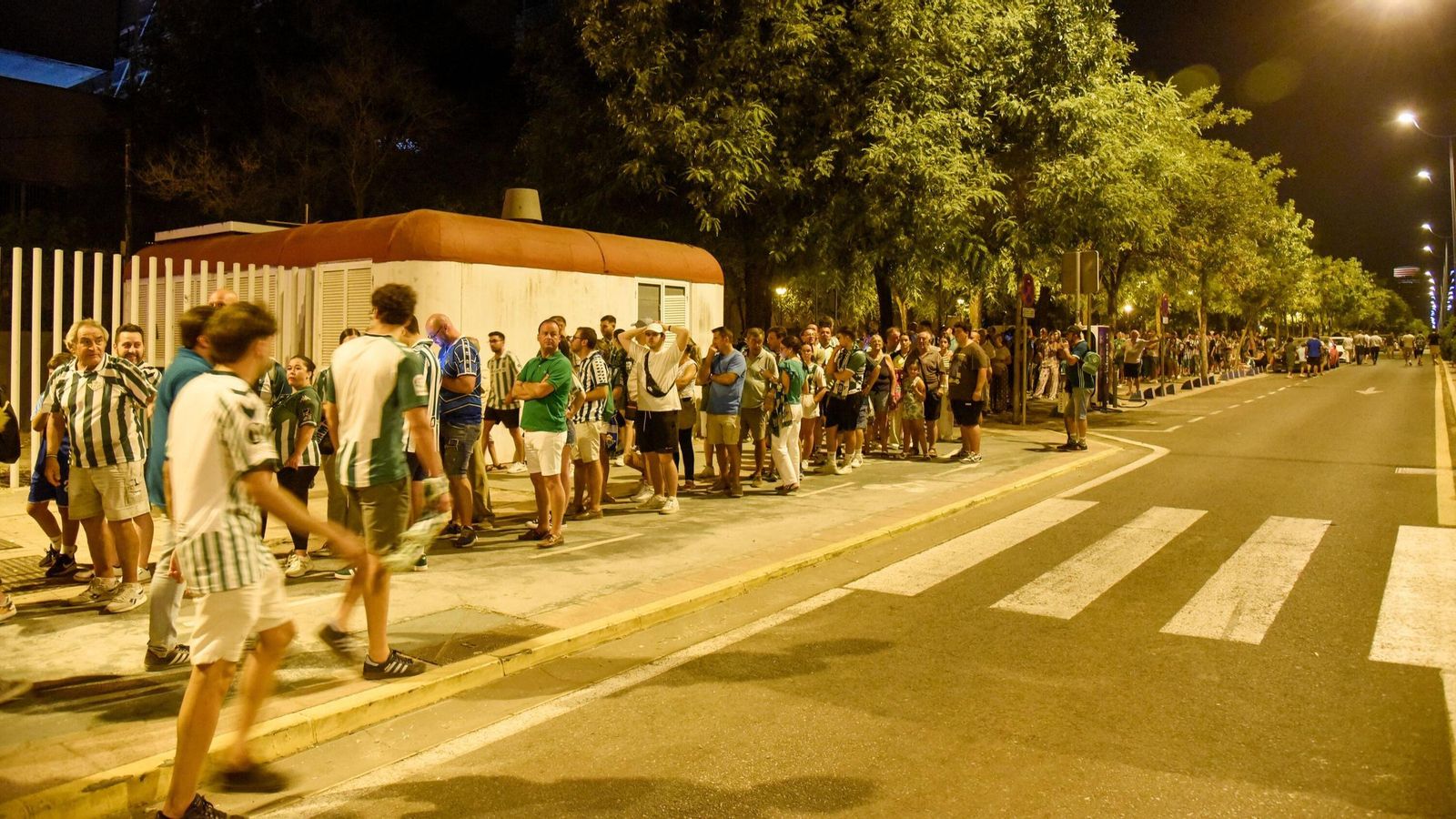 La cola infinita para coger el C1 (que paraba en la calle Juan Bautista Muñoz) se adentraba hasta en la calle Leonardo da Vinci.