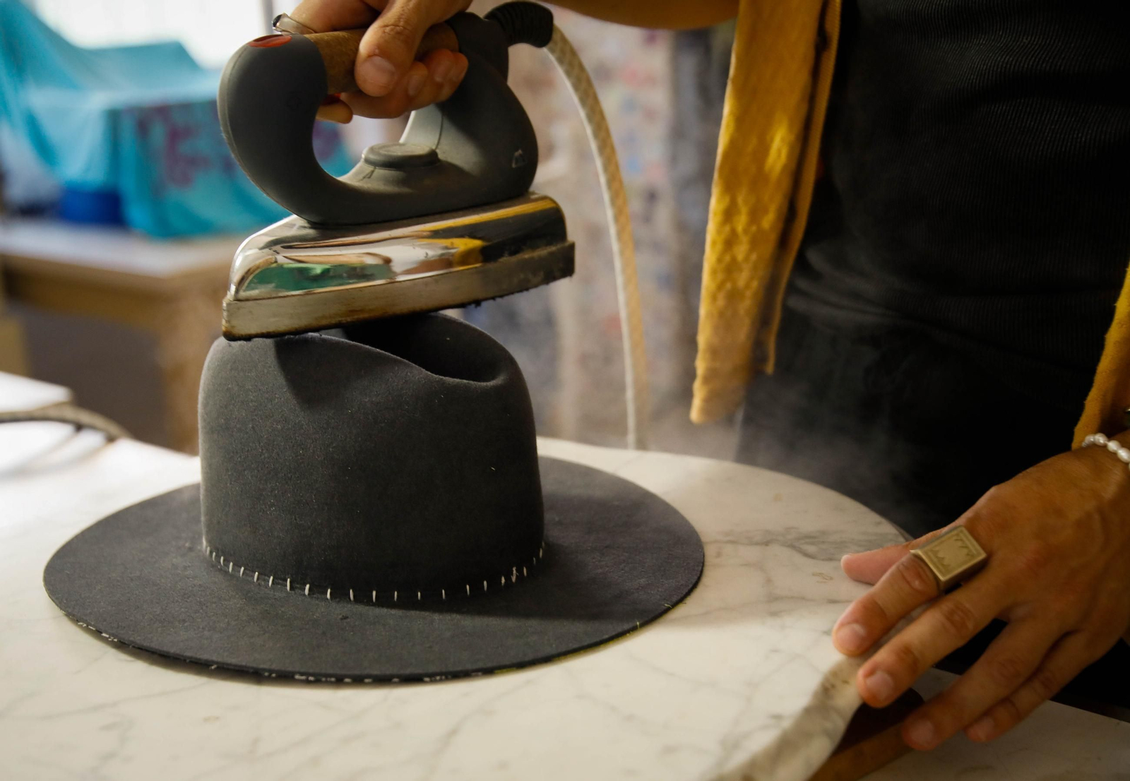 Imágenes del proceso creativo en sombreros de Alejandro Mateo