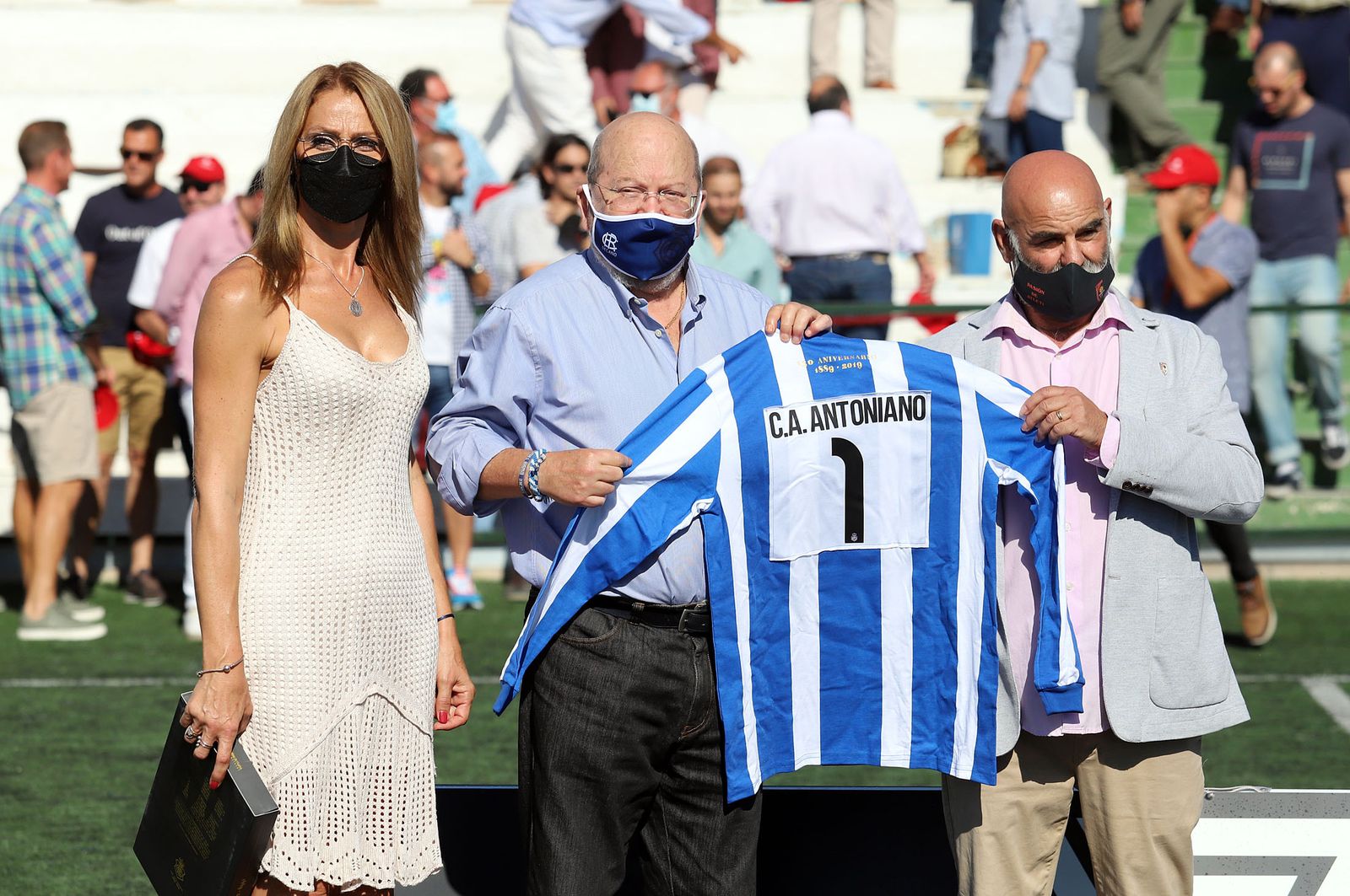 Imágenes de la afición más fiel del Recre en su visita al campo del Antoniano