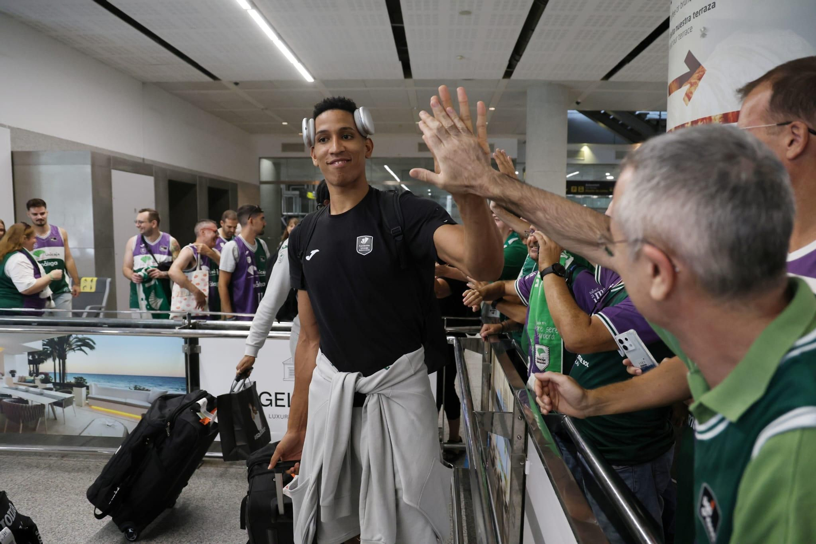 El Unicaja brinda la Intercontinental a un centenar de aficionados en el aeropuerto