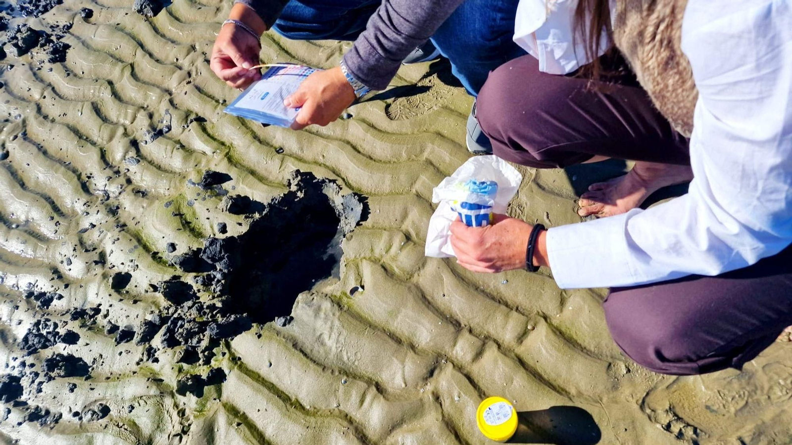 Toman muestras de un posible vertido de aguas fecales en la playa del Rinconcillo, en Algeciras.