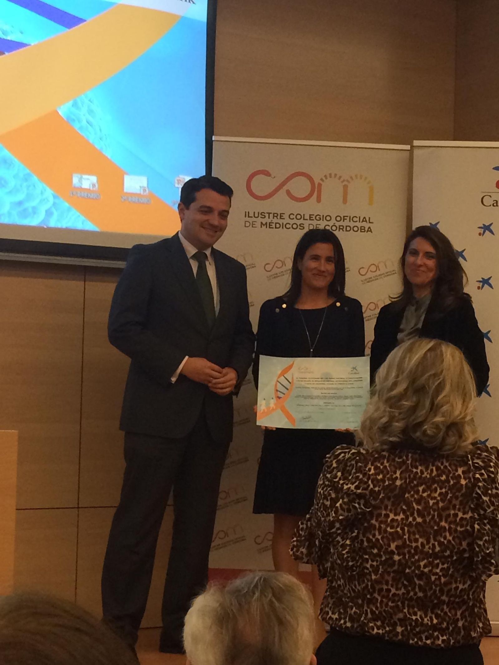 La neonatóloga del Puerta del Mar, Isabel Benavente, con el diploma del premio.