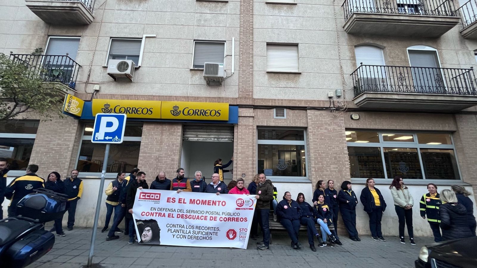 Movilización de los sindicatos en una oficina de Correos en Huelva