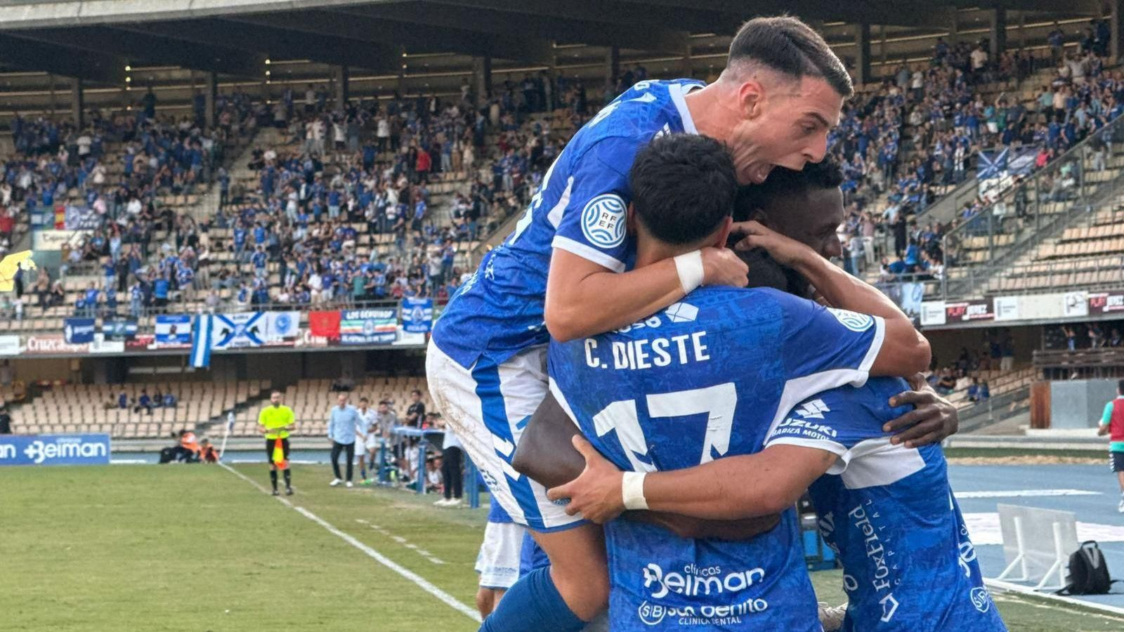 Los jugadores del Xerez DFC hacen piña para celebrar el 2-0 anotado por Ilias.
