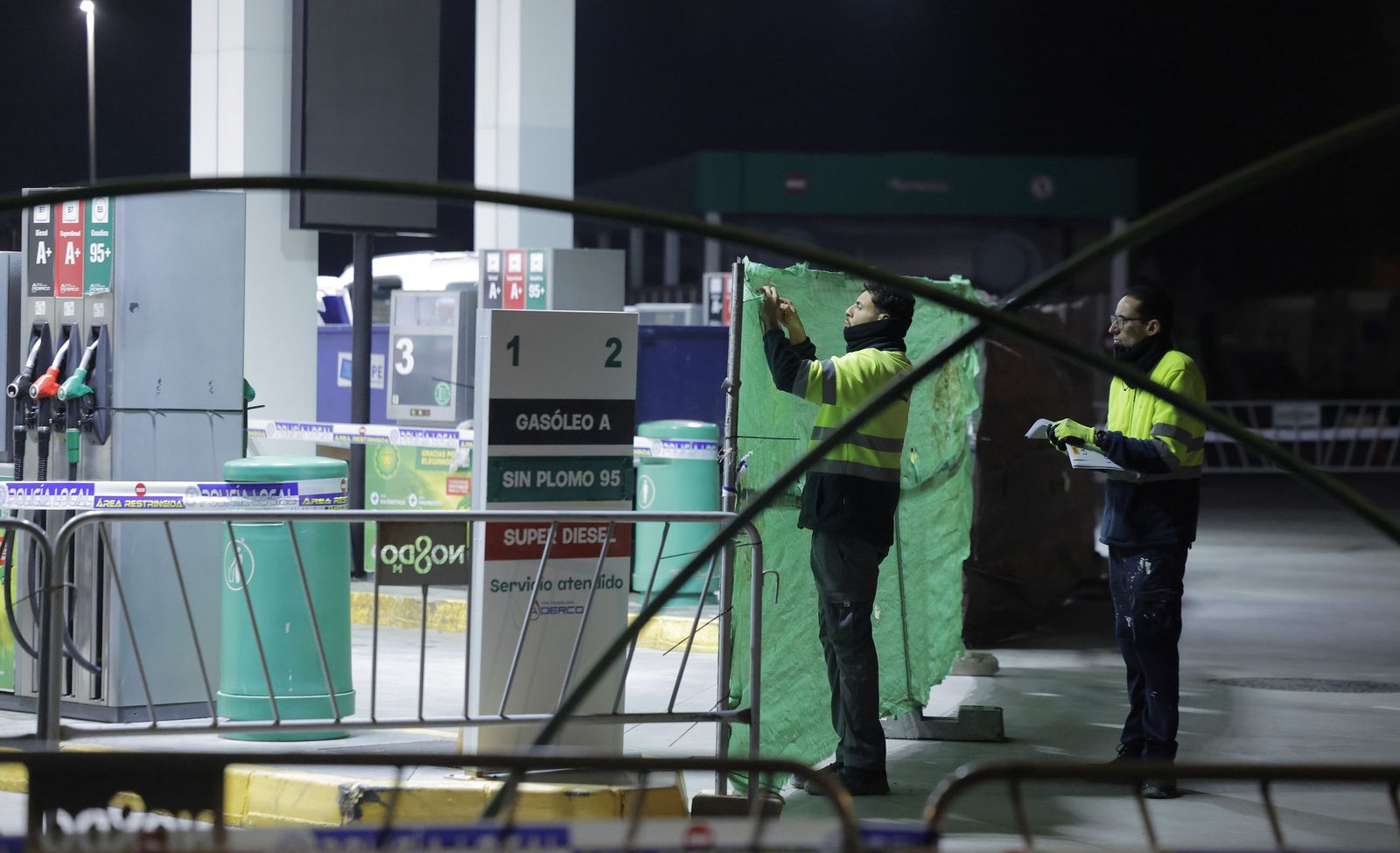 El derribo de la gasolinera de Alcosa, todas las fotos