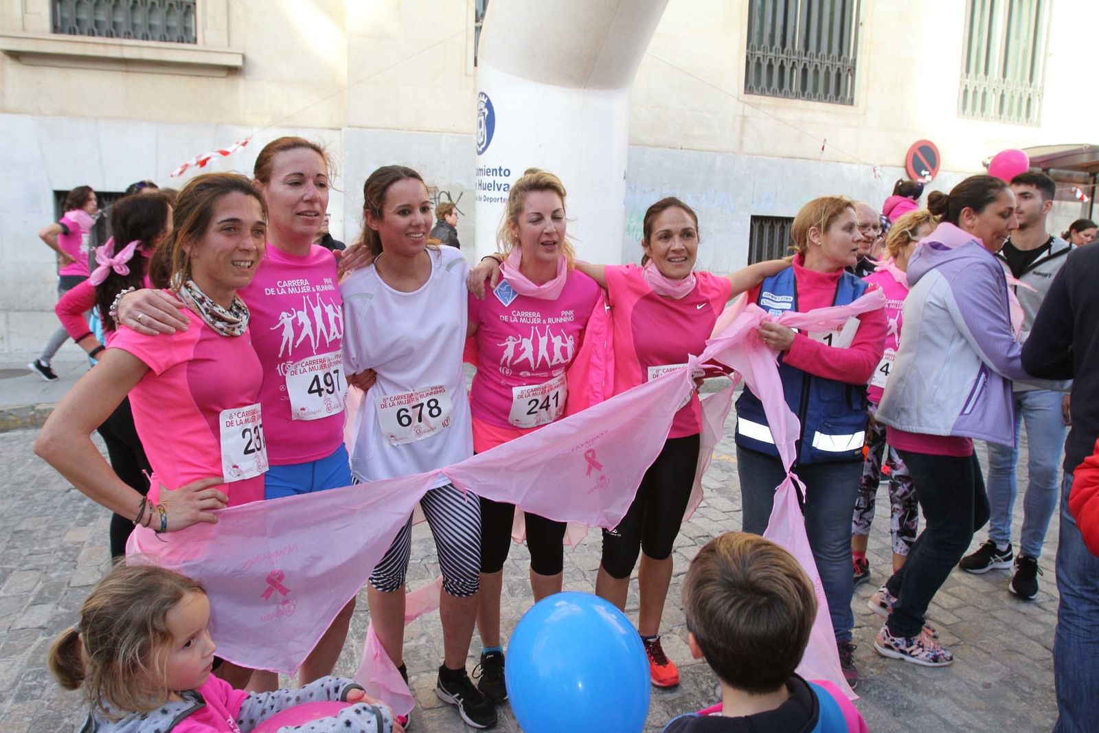 Imágenes de la Carrera contra el cáncer de mama de Huelva.
