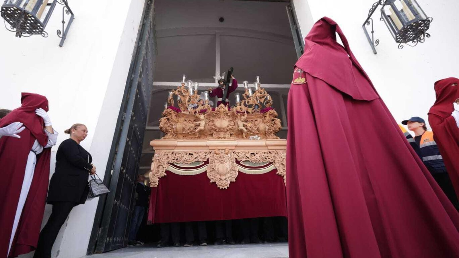 Salida del misterio de Tres Caídas desde la iglesia de la Bazán.