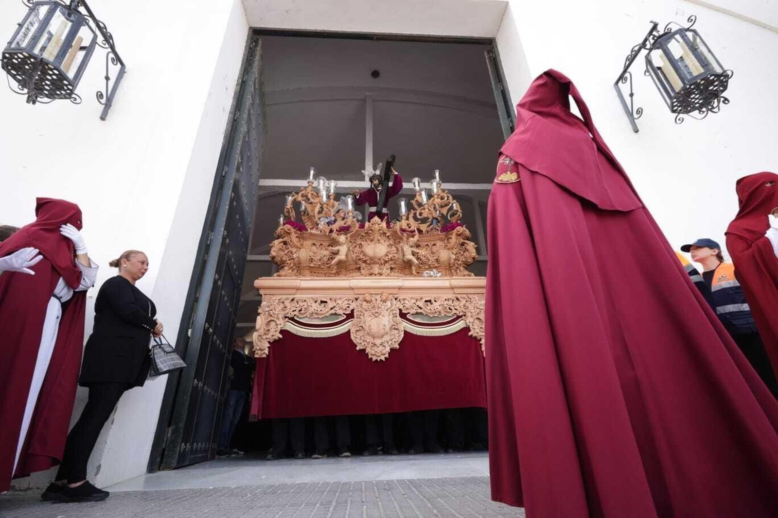 Salida del misterio de Tres Caídas desde la iglesia de la Bazán.