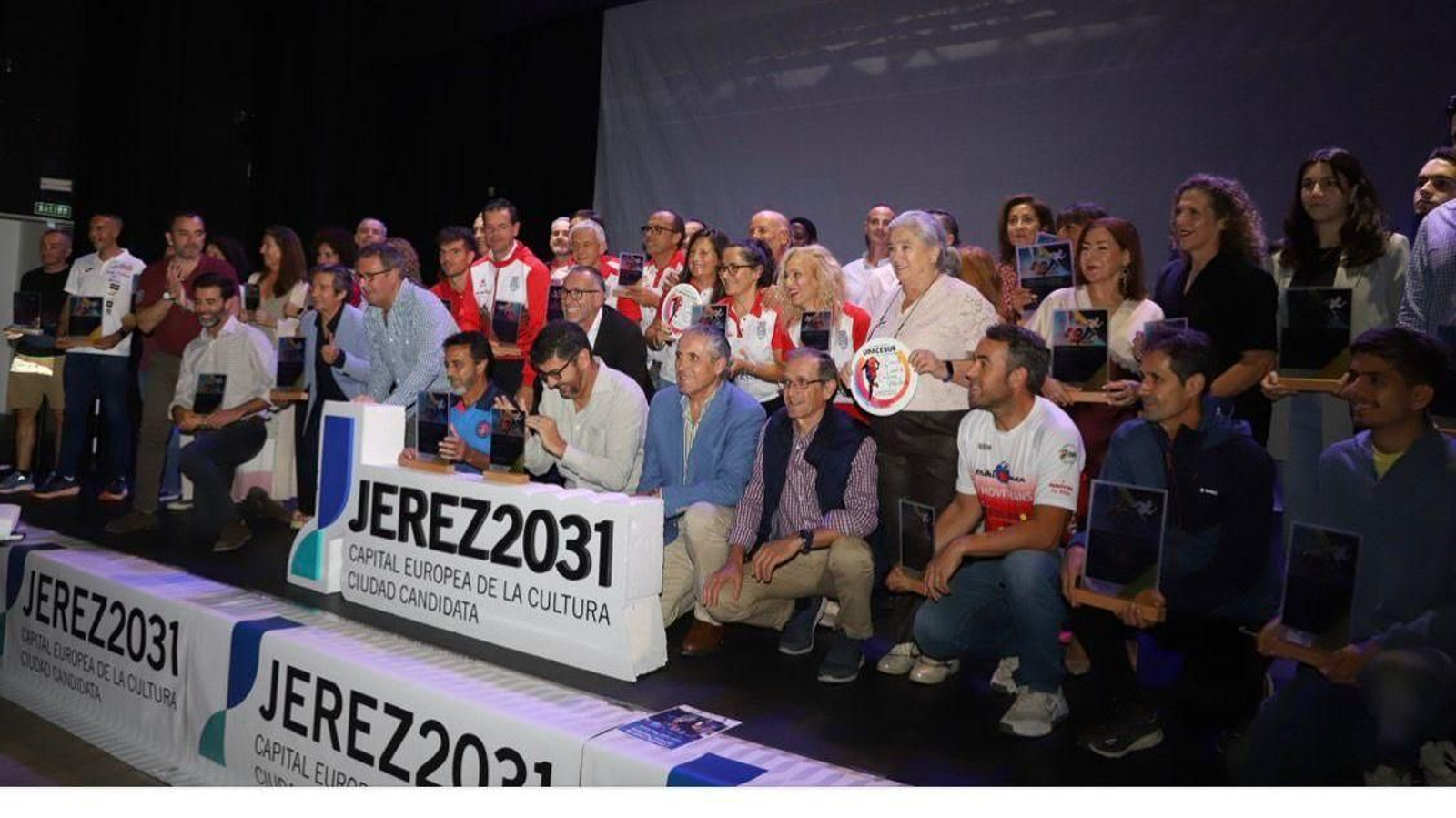 Foto de familia tras la entrega de premios a los mejores corredores.