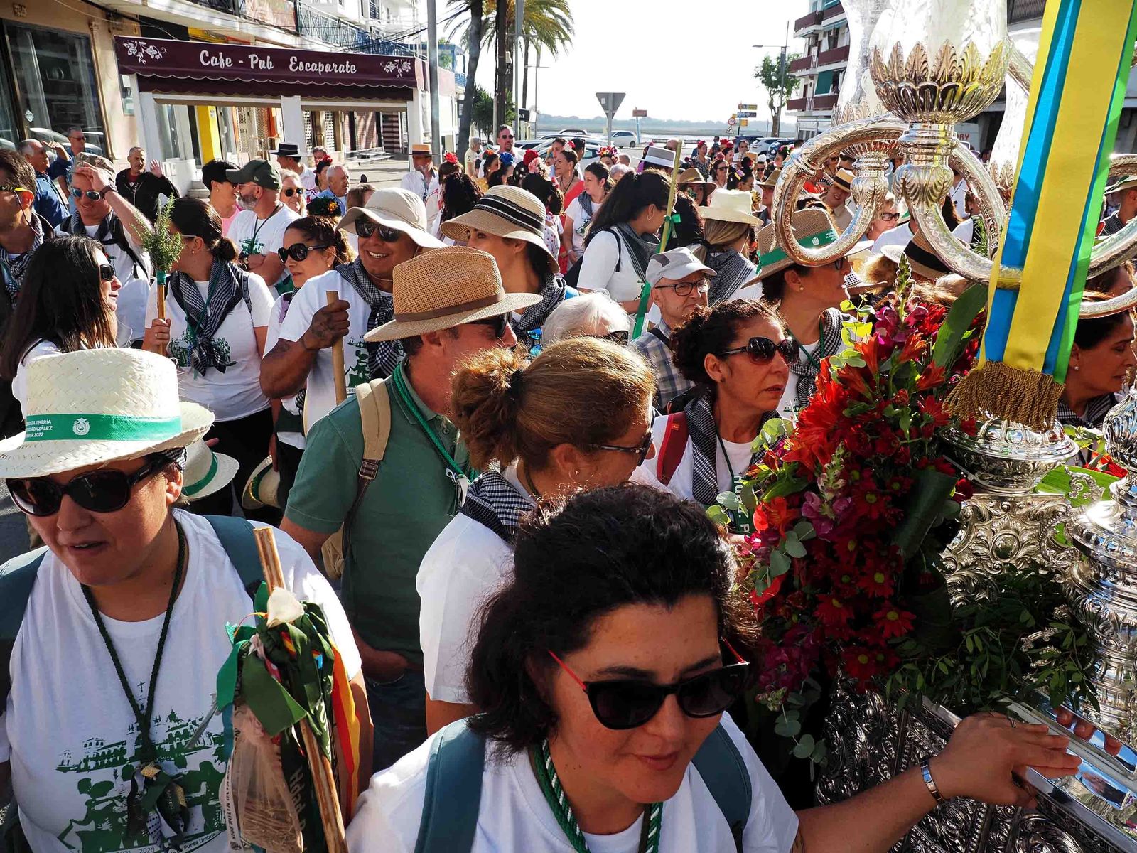 Salida de la Hermandad de Punta Umbría hacia El Rocío.